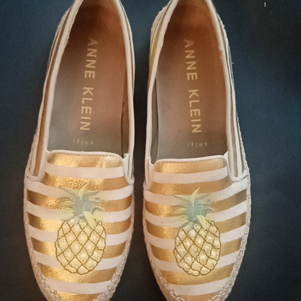 Anne Klein  shoes with pineapple